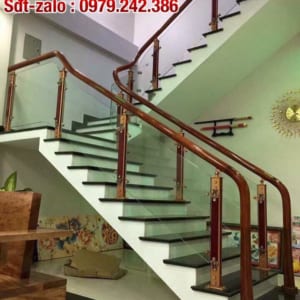 Cầu thang kính tay vịn gỗ