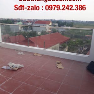 Ban công cầu thang kính, lan can kính