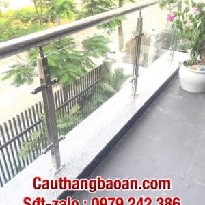 Ban công kính tay vịn inox