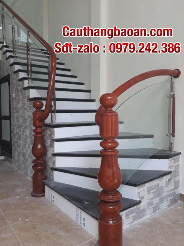 Cầu thang kính, cầu thang kính đẹp, cầu thang kính tay vịn gỗ, cầu thang kính cường lực tại Hà Nội, lan can kính cường lực đẹp
