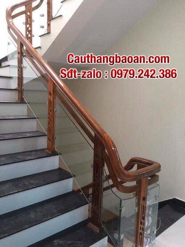 Cầu thang kính, cầu thang kính đẹp, cầu thang kính tay vịn gỗ, cầu thang kính cường lực tại Hà Nội, lan can kính cường lực đẹp