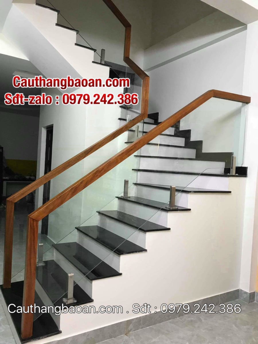 Cầu thang kính tại Hà Nội, cầu thang kính đẹp, cầu thang kính cường lực, cầu thang lan can kính tay vịn gỗ