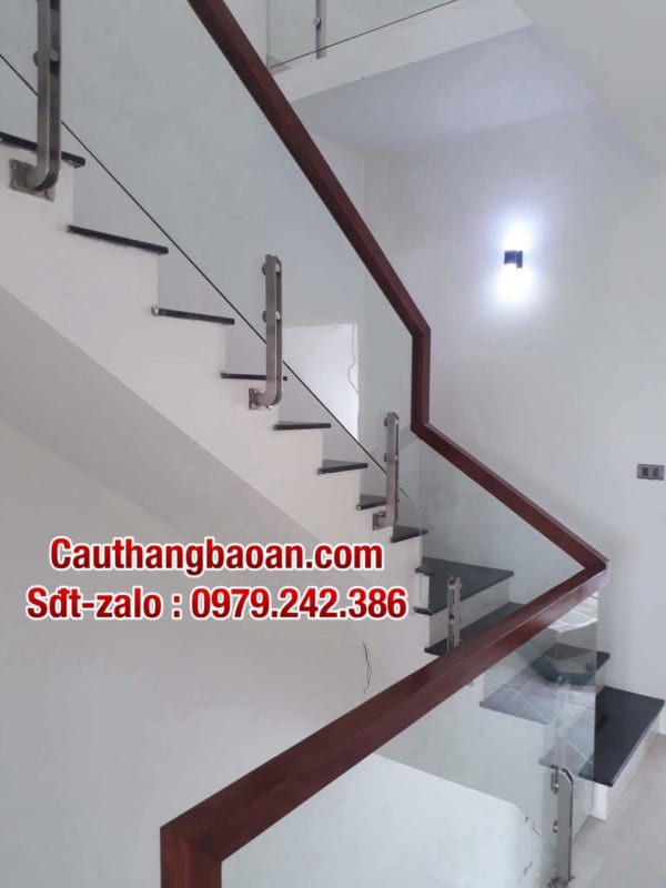 Cầu thang kính, cầu thang kính đẹp, cầu thang kính tay vịn gỗ, cầu thang kính cường lực tại Hà Nội, lan can kính cường lực đẹp