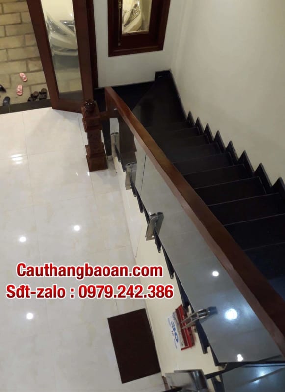 Cầu thang kính, cầu thang kính đẹp, cầu thang kính tay vịn gỗ, cầu thang kính cường lực tại Hà Nội, lan can kính cường lực đẹp