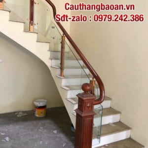Cầu thang kính cường lực tại Hà Nội