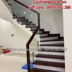 Báo giá cầu thang kính cường lực đẹp tay vịn gỗ tại Hà Nội
