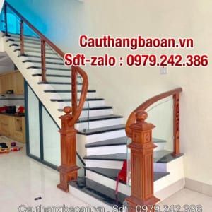 Lan can cầu thang kính đẹp tại Hà Nội, Cầu thang kính đẹp tay vịn gỗ