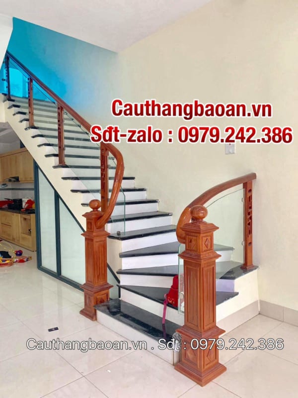 Lan can cầu thang kính đẹp tại Hà Nội, Cầu thang kính đẹp tay vịn gỗ