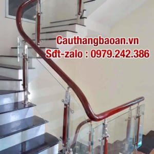 Báo giá lan can cầu thang kính cường lực tay vịn gỗ ở Hà Nội