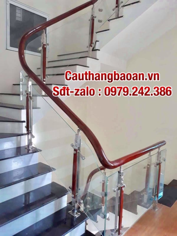 Báo giá lan can cầu thang kính cường lực tay vịn gỗ ở Hà Nội