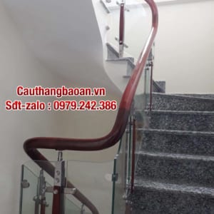 Cầu thang kính cường lực, Lan can kính tay gỗ
