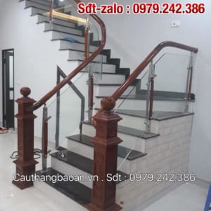 Báo giá cầu thang kính, Cầu thang kính tay vịn gỗ