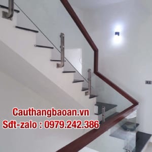 Cầu thang kính tay vịn gỗ đẹp nhất Hà Nội, Lan can kính cường lực