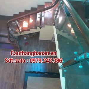 Cầu thang kính lan can kính đẹp tay vịn gỗ ở Hà Nội