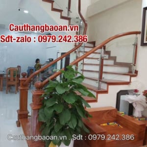 Lan can cầu thang kính đẹp, Cầu thang kính tay vịn gỗ ở Hà Nội