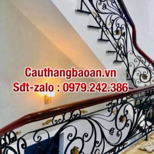 Cầu thang lan can sắt nghệ thuật tay vịn gỗ tại Hà Nội