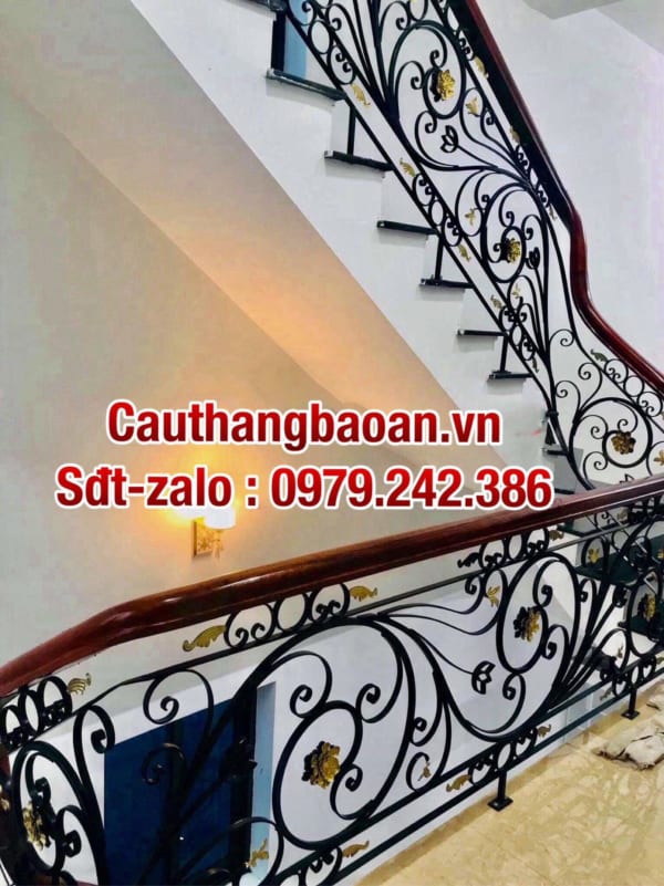 Cầu thang lan can sắt nghệ thuật tay vịn gỗ tại Hà Nội