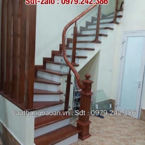 Cầu thang kính lan can kính đẹp tay vịn gỗ tại Hà Nội