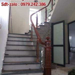 Cầu thang kính đẹp nhất hiện nay, Cầu thang kính tay vịn gỗ
