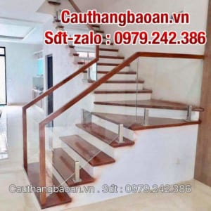 Cầu thang kính giá bao nhiêu, Báo giá cầu thang kính cường lực tay vịn gỗ