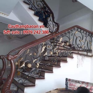 Cầu thang sắt ở Hà Nội, Cầu thang sắt tay vịn gỗ