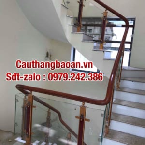 Cầu thang kính cường lực tay vịn gỗ ở Hà Nội, Cầu thang kính giá bao nhiêu