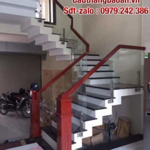 Cầu thang kính, Cầu thang kính tay vịn gỗ hiện đại