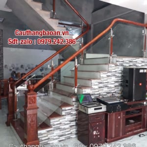 Cầu thang kính cường lực tay vịn gỗ giá bao nhiêu, Cầu thang kính đẹp tại Hà Nội