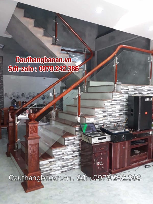 Cầu thang kính cường lực tay vịn gỗ giá bao nhiêu, Cầu thang kính đẹp tại Hà Nội
