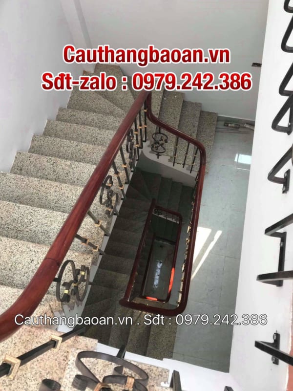 Cầu thang sắt tay vịn gỗ, Cầu thang sắt nghệ thuật tại Hà Nội