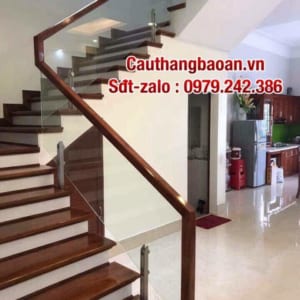 Cầu thang kính lan can kính tay vịn gỗ tại Hà Nội