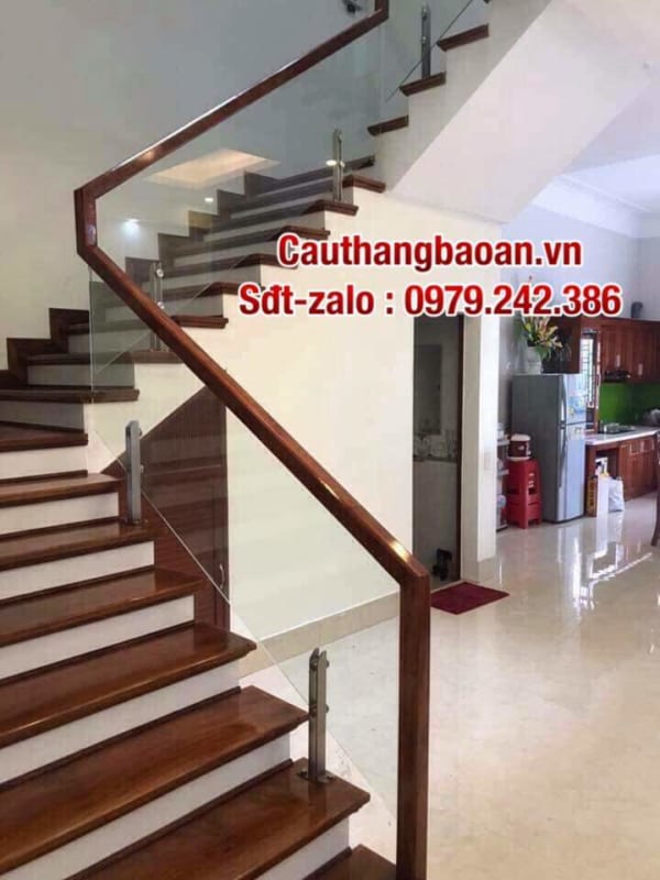 Cầu thang kính lan can kính tay vịn gỗ tại Hà Nội