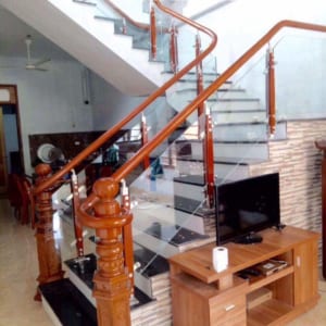 Cầu thang kính tay vịn gỗ, Mẫu cầu thang gỗ kính Hà Nội