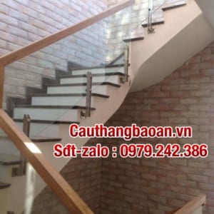 Cầu thang kính hiện đại tại Hà Nội, Cầu thang kính tay vịn gỗ