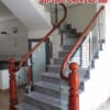 Cầu thang kính cường lực, Lan can kính tay vịn gỗ hiện đại