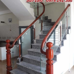 Cầu thang kính cường lực, Lan can kính tay vịn gỗ hiện đại