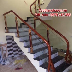 Cầu thang kính cường lực, Cầu thang gỗ kính tại Hà Nội