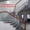 Cầu thang kính tay vịn gỗ hiện đại, Cầu thang kính đẹp Hà Nội
