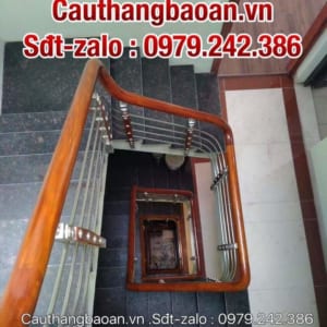 Cầu thang inox gỗ đẹp, Cầu thang lan can inox tay vịn gỗ
