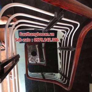 Cầu thang sắt tại Hà Nội, Cầu thang sắt tay vịn gỗ