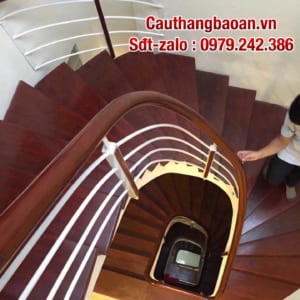Lan can cầu thang sắt tay vịn gỗ