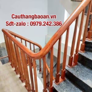 Cầu thang lan can gỗ ở Hà Nội