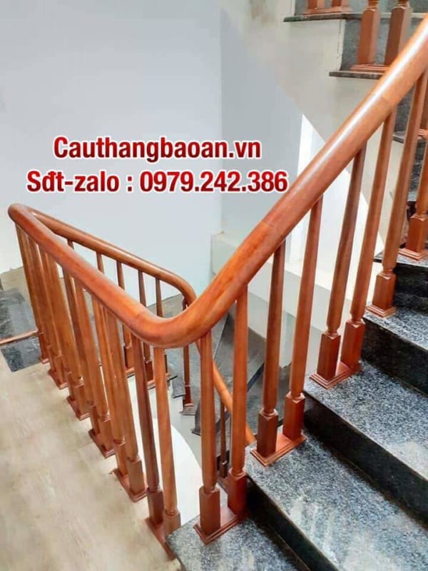 Cầu thang lan can gỗ ở Hà Nội