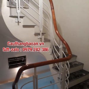 Cầu thang sắt đẹp, Cầu thang sắt tay vịn gỗ