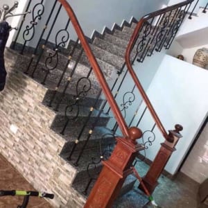 Báo giá lan can cầu thang sắt đẹp, Cầu thang sắt tay vịn gỗ
