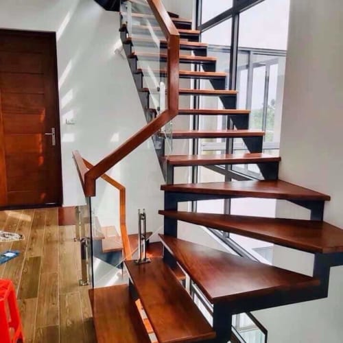 Báo giá cầu thang xương cá, cầu thang xương cá mặt bậc gỗ lan can kính
