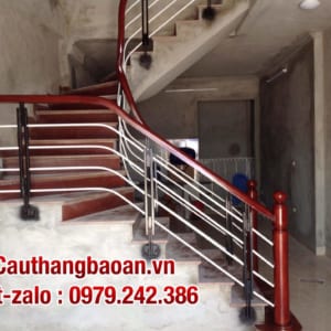 Cầu thang sắt đẹp Hà Nội, cầu thang sắt tay vịn gỗ