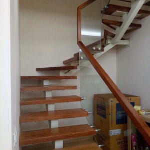 Báo giá cầu thang xương cá mặt bậc gỗ lan can kính