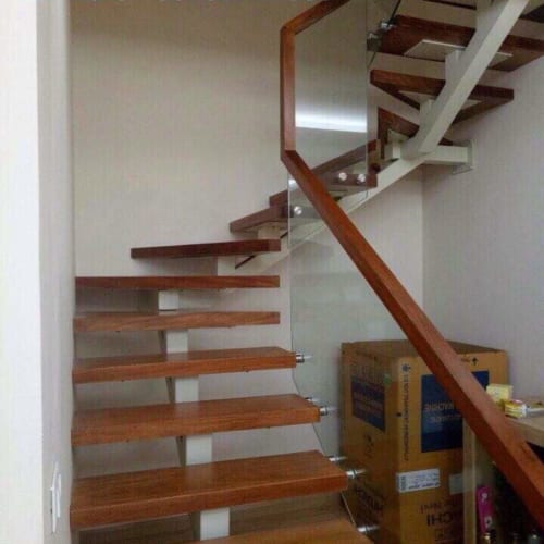 Báo giá cầu thang xương cá mặt bậc gỗ lan can kính