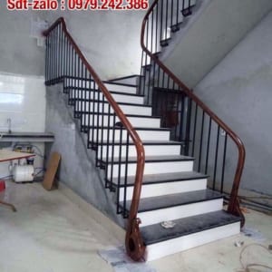 Cầu thang lan can sắt đẹp, Lan can cầu thang sắt tay vịn gỗ